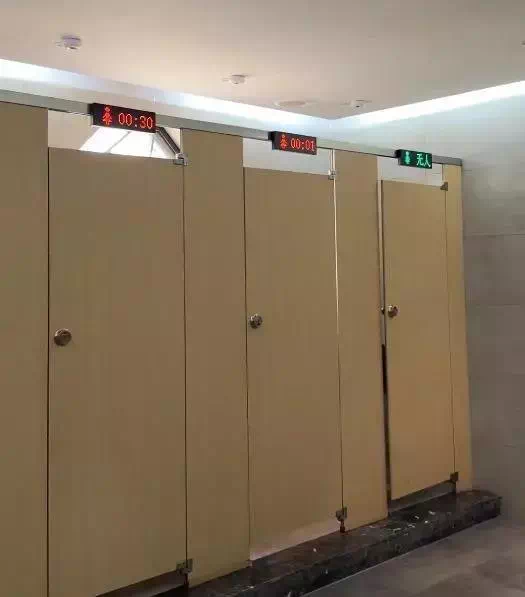 中国有名観光地内の女子トイレの内部の様子