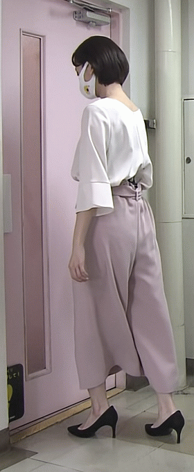 テレビ東京の番組にて、田中瞳アナがコロナ禍でドアを触らずに開けられる「フットオープナー」を紹介。実際にトイレの扉にフットオープナーを設置して体験。その際、田中瞳アナのパンツ線が見えたと話題になっています。