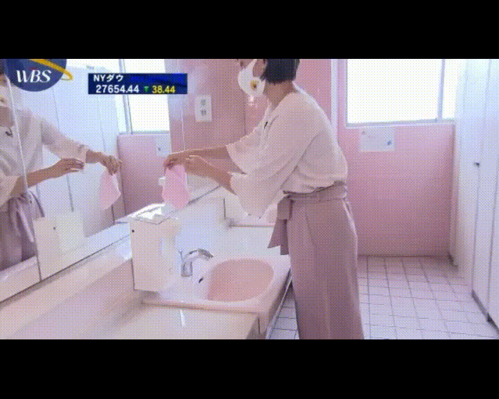 テレビ東京の番組にて、田中瞳アナがコロナ禍でドアを触らずに開けられる「フットオープナー」を紹介。実際にトイレの扉にフットオープナーを設置して体験。その際、田中瞳アナのパンツ線が見えたと話題になっています。