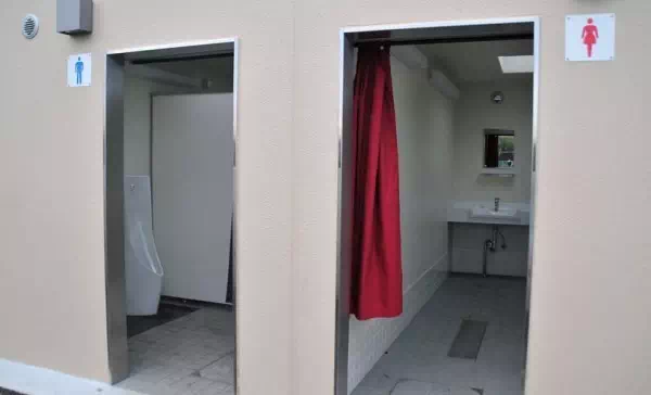 「天神スポーツ広場野球場」のトイレ。トイレの出入り口に遮るものがないため「中が見えてしまう」と利用者から指摘され、現在はカーテンを設置している